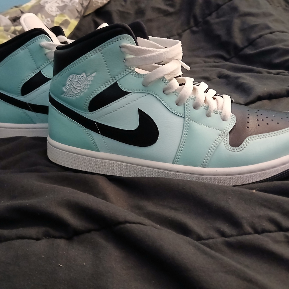 Nike Air Jordan High-Tops in Teal and Black